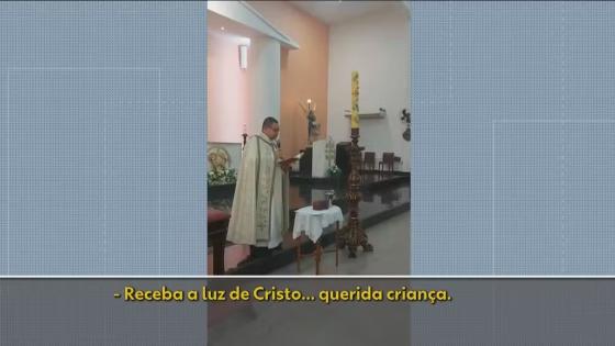 Durante o momento central do batismo, quando o padre derrama a água na cabeça da criança e costuma dizer “eu te batizo, [nome]”, a família afirma que o nome não foi mencionado
