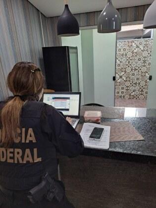Estão sendo cumpridos mandados de busca e apreensão 