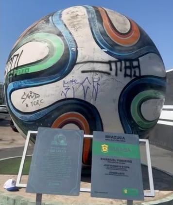 Onze anos depois, o monumento que imitava a bola oficial dos jogos, a chamada “Brazuca”, foi abandonado.