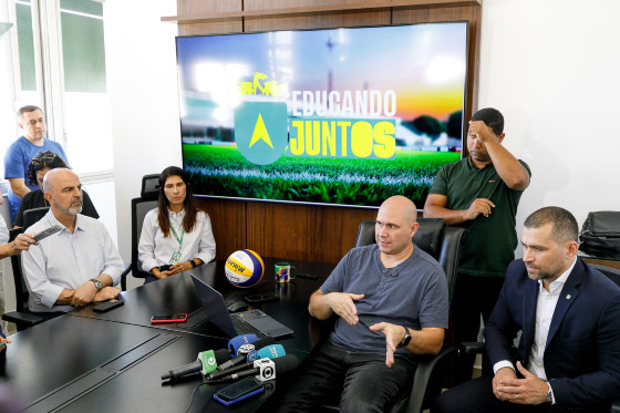 A nova estrutura, Secretaria Municipal de Educação, Esporte e Cultura, será composta pelos secretários Johnny Everson (Cultura), Jefferson Carvalho Neves (Esportes e Lazer) e Amauri Monge Fernandes (Educação). 