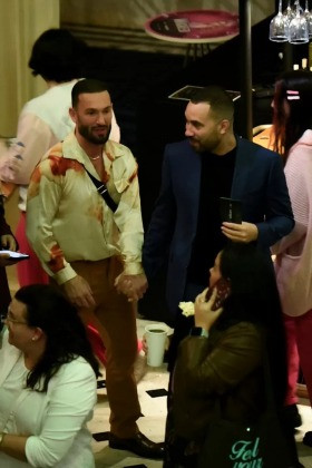 Gil do Vigor e Diego Hypólito de mãos dadas em evento.