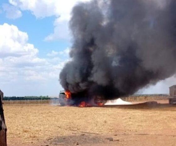 O veículo de carga ficou totalmente destruído, mas o compartimento de combustível não foi atingido