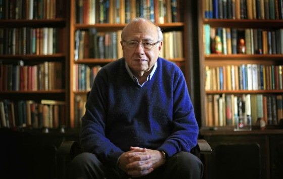 O escritor Luis Fernando Verissimo na biblioteca de sua casa, em Porto Alegre