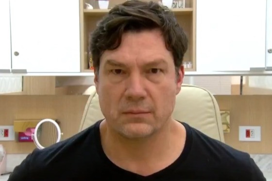 O artista, de 55 anos, celebrou o resultado do procedimento. “Segredo é a sutileza, dentro daquilo que é necessário”, comemorou Ricardo Macchi.