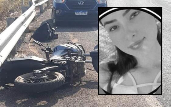 No local do acidente, uma motocicleta Honda XRE 300 Sahara foi encontrada caída à margem da pista, com capacetes e uma mochila preta próximos ao veículo