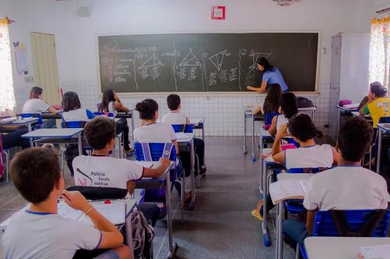 A questão a respeito da qualidade do ensino público veio à tona após o prefeito Abilio Brunini (PL) criticar a educação na Capital.