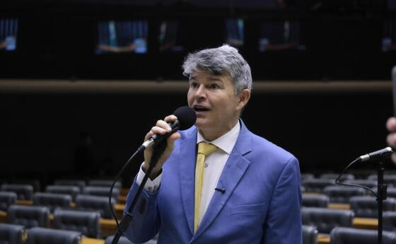 Medeiros afirmou que o julgamento de Bolsonaro pela suposta tentativa de golpe é um jogo de cartas marcadas, com movimentos orquestrados para criminalizar o ex-presidente e enfraquecer a oposição.