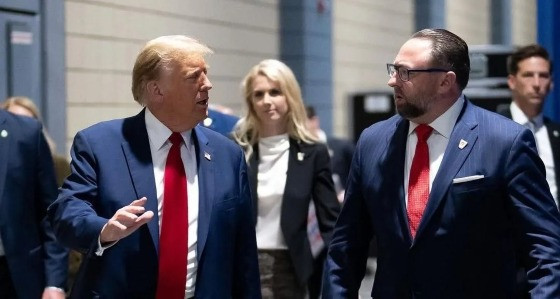 Jason Miller, conselheiro do presidente dos EUA (à direita), e Donald Trump (à esquerda) 