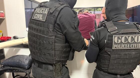 Estão sendo cumpridos 16 mandados de prisão preventiva, 35 mandados de busca e apreensão, 39 bloqueios de valores e cinco sequestros de veículos