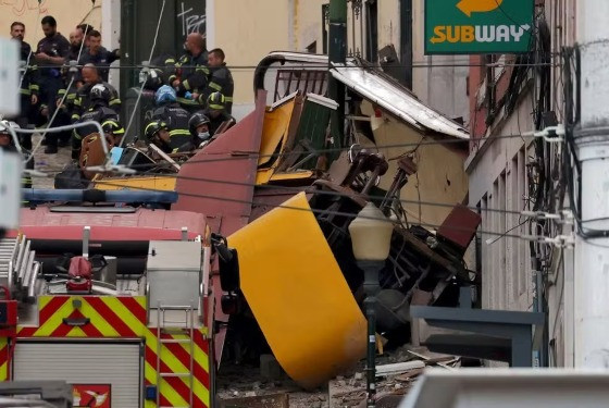 Bondinho de Lisboa descarrila, tomba e deixa mortos e feridos 