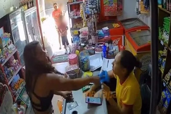 A agressão foi registrada pela câmera de monitoramento instalada dentro do estabelecimento.