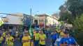 Apoiadores marcham em frente ao Choppão