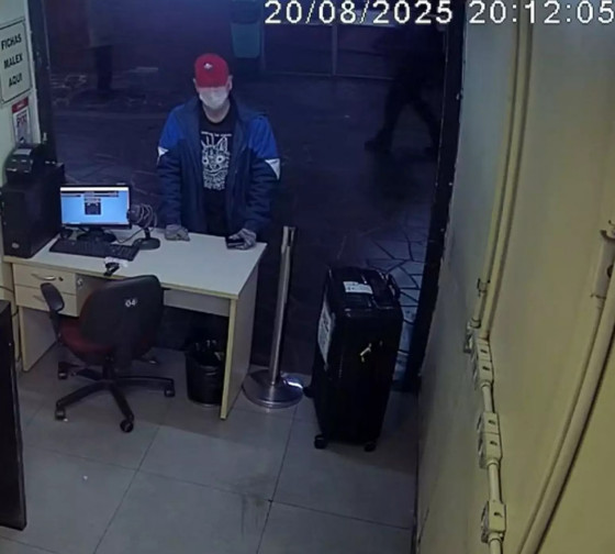 Ricardo Jardim foi flagrado por câmeras deixando a mala na rodoviária de Porto Alegre (RS).