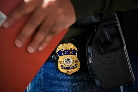 Oficial do ICE, o Serviço de Imigração e Algândega dos EUA 