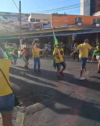 Grupo marchou imitando soldados 