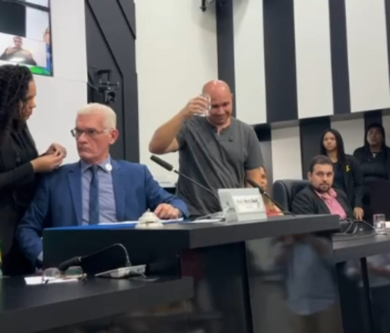 O momento em que o prefeito Abilio Brunini abandona mesa após expressão de educadora