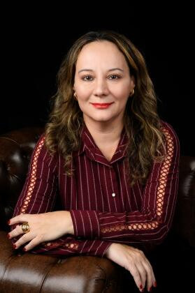 Andrea Maria Zattar, advogada trabalhista, membro da Associação Brasileira das Mulheres de Carreira Jurídica – ABMCJ; membro efetivo da Comissão de Direito do Trabalho da OAB/MT e ativista em causas sociais.
