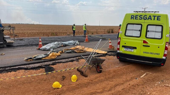 Imagens que circulam nas redes sociais mostram os corpos de dois trabalhadores caídos às margens da rodovia logo após o acidente