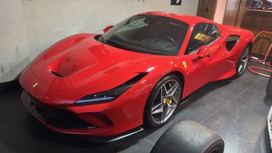 A Polícia Federal apreendeu nesta sexta-feira (12), no Lago Sul, em Brasília, uma Ferrari.