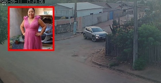 Ela foi abordada por dois homens que chegaram em uma motocicleta e, em seguida, levada no próprio carro