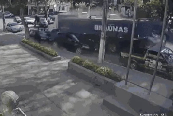 As vítimas ficaram presas às ferragens de um dos automóveis atingidos