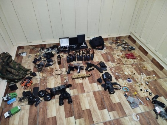 Diversas armas, munições e outros itens foram apreendidos no esconderijo dos bandidos