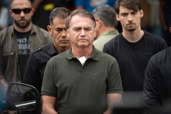 Jair Bolsonaro recebeu atendimento médico na manhã deste domingo (14)