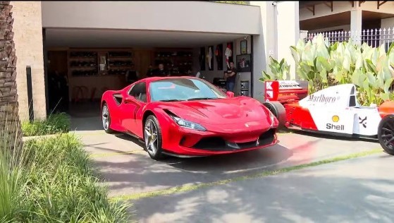 Uma Ferrari e duas Mercedes foram apreendidas em casa de empresário acusado de lavar dinheiro. 