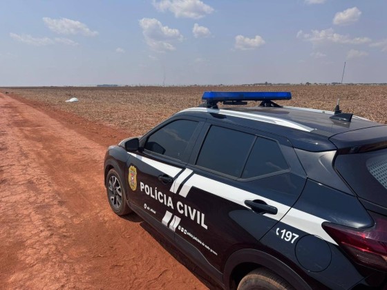 O corpo foi localizado em uma plantação de milho, às margens da BR-235, com mãos e pés amarrados