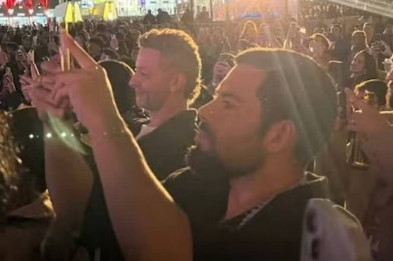Nas redes sociais, o encontro entre o ex e o atual da cantora divertiu os internautas. 