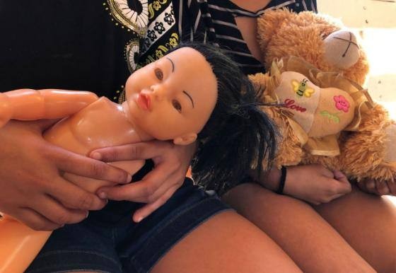 A mãe levou a filha para fazer um exame de sangue, que confirmou a gravidez. 