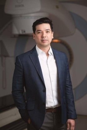Dr. Victor Sano é radio-oncologista com atuação na Oncomed-MT, professor da Univag e mestre em educação em saúde.