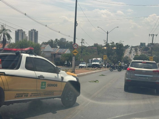 O motorista do veículo de carga não parou para prestar socorro e deixou o local