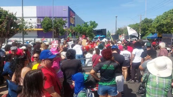 Manifestantes realizaram um ato na manhã deste domingo (21), em Cuiabá