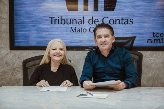 Presidente do TCE-MT, conselheiro Sérgio Ricardo, e a presidente do TRE-MT, desembargadora Serly Marcondes Alves, em reunião nesta segunda-feira. 
