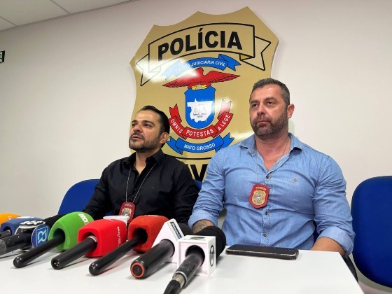 O delegado Caio Albuquerque (à esq.) e Bruno Abreu (à dir.) falam sobre o assassinato de Rozeli da Costa.