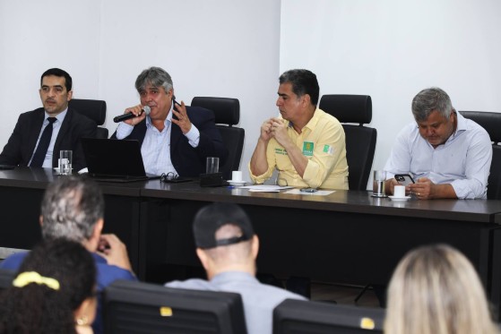 Galiciani (com microfone) admitiu que Emanuel Pinheiro descumpriu Lei de Responsabilidade Fiscal.