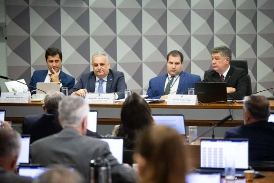 Em seguida, os ânimos afloraram e o advogado de Antunes ficou nervoso. Enquanto se manifestava, o deputado federal Zé Trovão (PL-SC), levantou e foi em direção ao defensor.