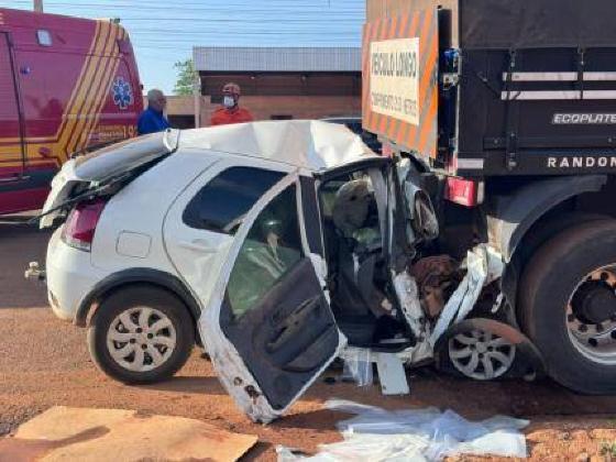 Motorista bate carro em carreta na BR-364