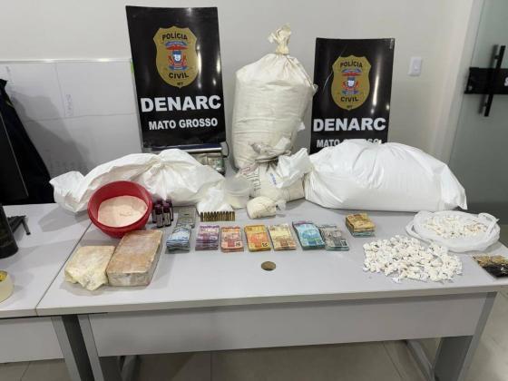 Foram apreendidas grandes quantidades de cocaína, mais de R$ 18 mil em dinheiro, e diversos apetrechos relacionados ao tráfico.