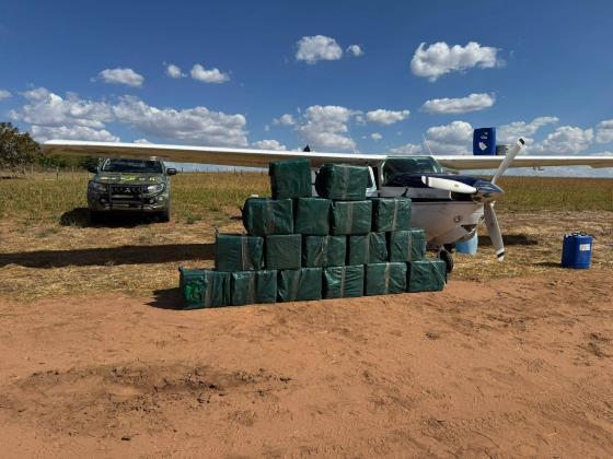 Ao todo, foram apreendidos 31 fardos da droga, sendo que 17 estavam dentro de um avião modelo Cesna 210.