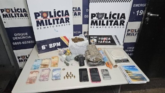 No quarto onde a adolescente foi encontrada, a PM apreendeu algumas porções de maconha e uma grande quantidade de dinheiro em espécie.