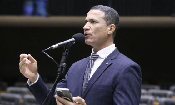 Deputado disse que governo do PT quer disseminar narrativa em prol da imagem de Lula