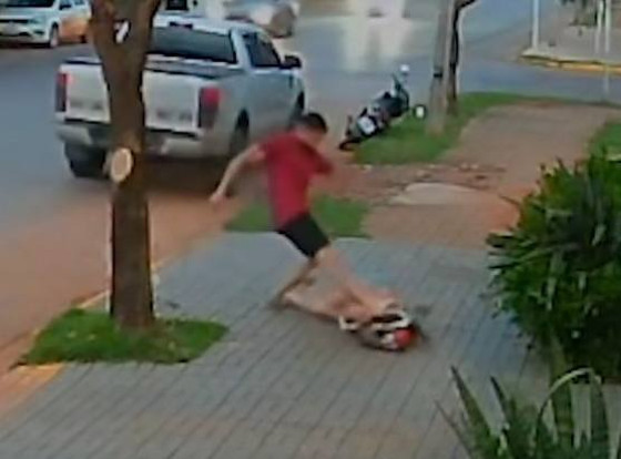 O ataque só é interrompido quando outro motorista que passava pelo local desce do veículo para intervir