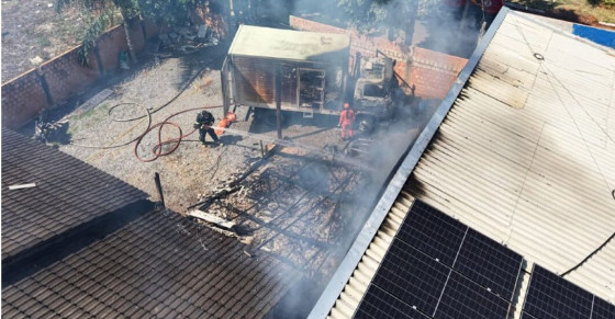 As chamas atingiam uma construção utilizada como depósito de peças de ar-condicionado, se propagou para parte da casa principal, causando pequenas rachaduras e danos no forro