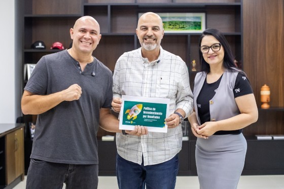 Prefeito Abilio Brunini, Secretário Municipal de Educação Amauri Monge, e a primeira-dama e vereadora, Samantha Iris