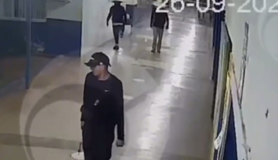 Bando que assaltou a Escola Estadual Heliodoro Capistrano da Silva usava boné e chapéus de palha