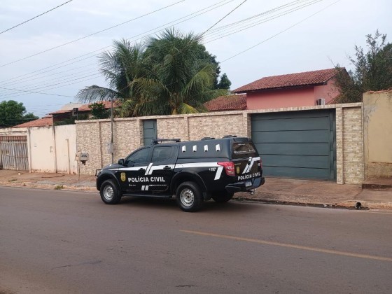 São cumpridas 13 ordens judiciais, sendo oito mandados de busca e apreensão e cinco mandados de prisão preventiva