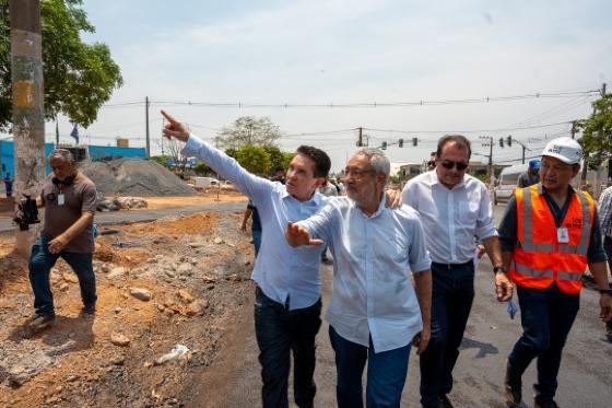 O presidente Sérgio Ricardo e o secretário Marcelo de Oliveira vistoriaram as obras na Avenida do CPA nesta quinta-feira (2).