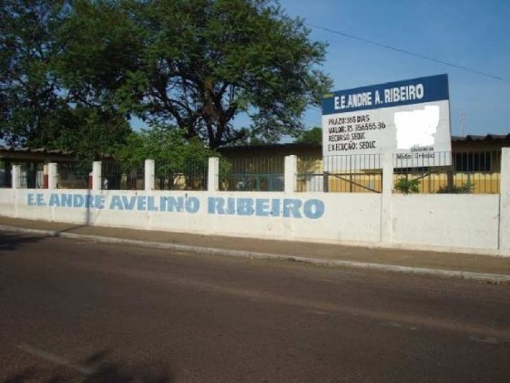 A reportagem apurou que a frase encontrada no banheiro dizia: “Massacre CV"